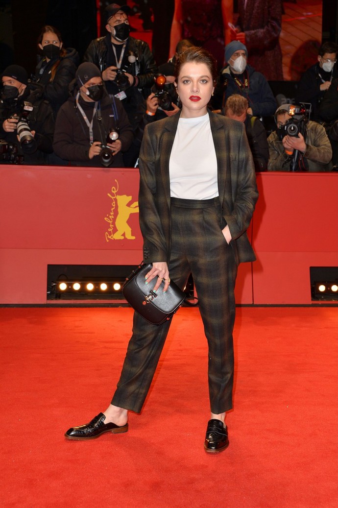 Tento outfit od nás bezpochyby získává 10/10. Kostkovaný kalhotový kostýmek, bílé tričko, výrazné líčení a vlasy sepnuté dozadu působí na herečce Jelle Haase (29) dokonale. Výrazná kabelka a boty celý dojem jenom perfektně podtrhují.