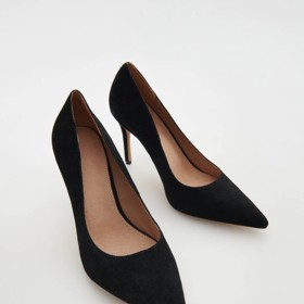 Černé kožené lodičky do špičky. Reserved, 1299 Kč