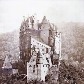 Hrad Eltz byl vybudován ve 12. století a dosud se v něm vystřídalo 34 generací majitelů. 