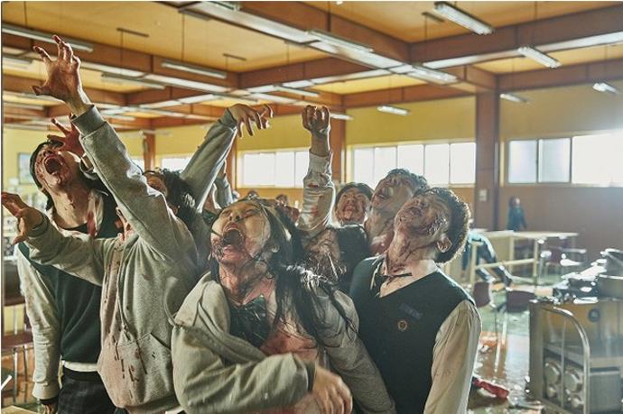 Během natáčení napínavé scény v jídelně se na place sešly až dvě stovky herců.