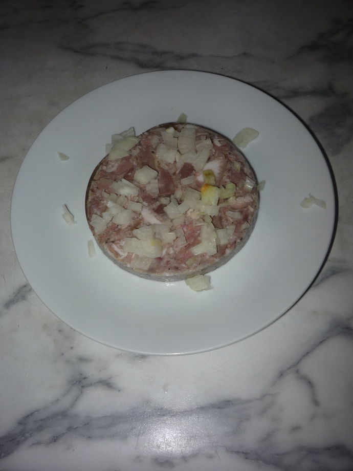 Tlačenka se pouze nekonzumuje, ale také vychutnává. Někdo dává přednost doladění čerstvou cibulkou, jiný čerstvě mletým pepřem, ale hodí se také octová zálivka. 