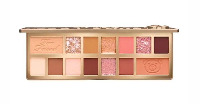 Jestliže toužíte po vizáži Ariany Grande, rozhodně by vám v kosmetické výbavě neměla chybět paletka očních stínů v broskvových tónech, které jsou pro zpěvačku typické. TOO FACED, 769 Kč