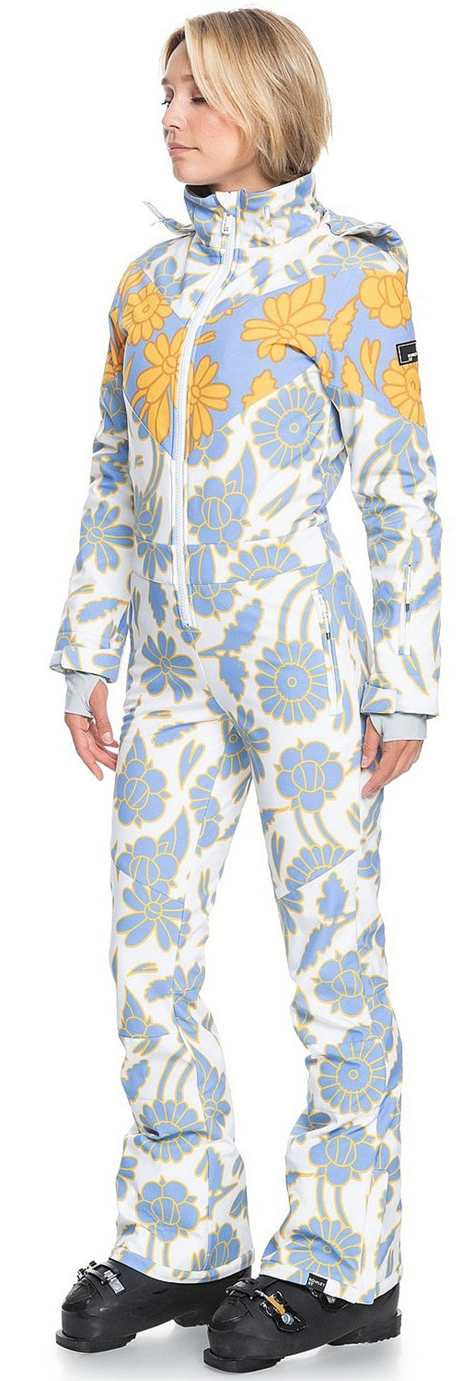 Dámská kombinéza s originálním květinovým vzorem, ve které se na svazích prohání i česká modelka Natálie Kotková. Roxy, 9490 Kč