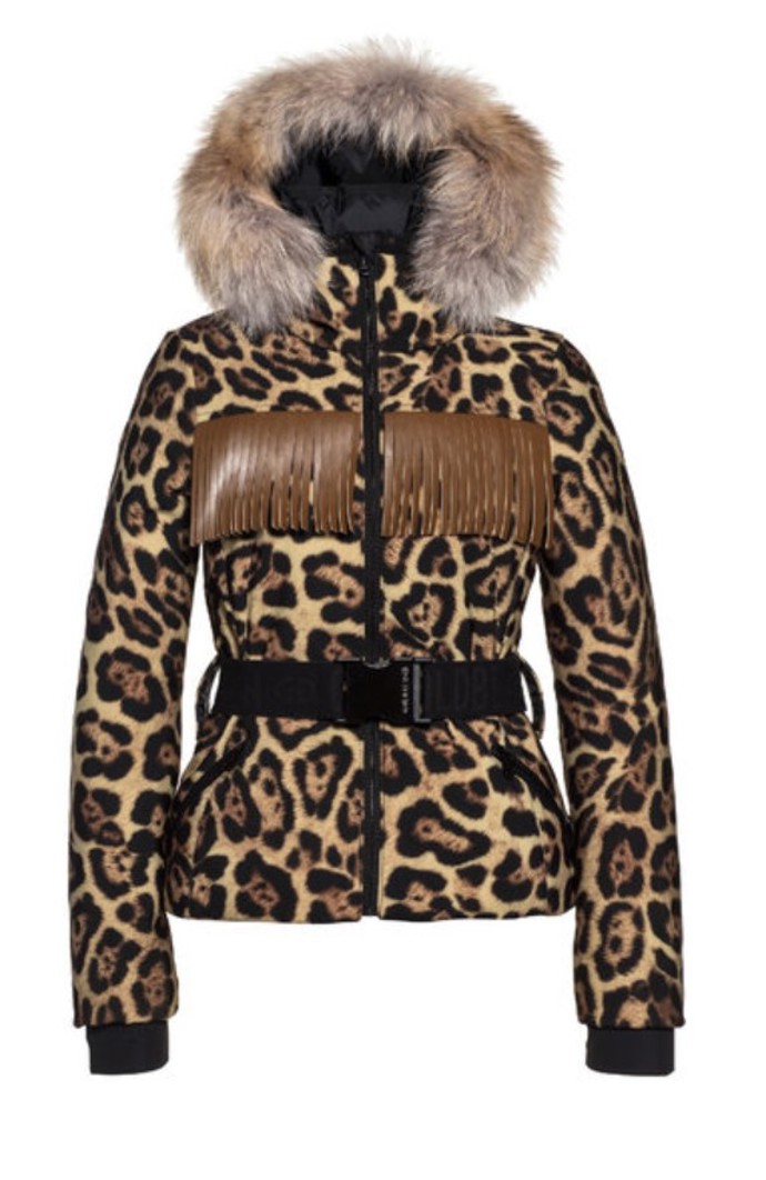 Pokud dáváte přednost méně výrazným barvám, můžete se inspirovat modelkou Klárou Medkovou, která v elegantním béžovo-černém leopardím outfitu vypadá naprosto senzačně. Dámská lyžařská bunda s originálním zdobením na hrudi a černým páskem GOLDBERGH vyjde na 22 990 Kč.