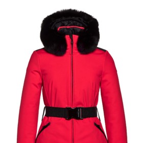 Bývalá reprezentantka v bikini fitness, fitness instruktorka a výživová poradkyně Eva Krausová sází během zimních sportů na smyslnou červenou. Dámská červená zimní lyžařská bunda s páskem a kožešinou. GOLDBERGH, 18 490 Kč