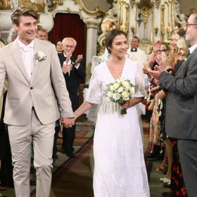 Na svatbě byli všichni herci ze seriálu, někteří se dokonce potkali poprvé nebo po dlouhé době. A to už dvojice kráčela do kostela. Nikdo nechtěl zdržovat, všichni se soustředili. Přece jen to byla velká scéna, jak do počtu lidí, tak do významu.