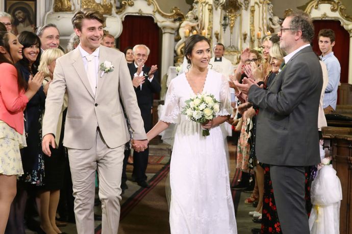 Na svatbě byli všichni herci ze seriálu, někteří se dokonce potkali poprvé nebo po dlouhé době. A to už dvojice kráčela do kostela. Nikdo nechtěl zdržovat, všichni se soustředili. Přece jen to byla velká scéna, jak do počtu lidí, tak do významu.
