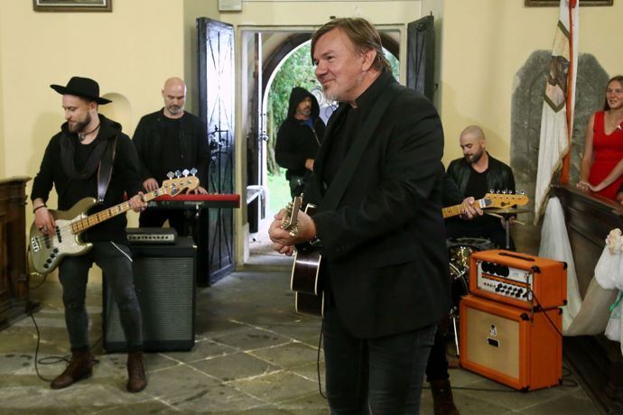 Na svatbě se jako překvapení pro ústřední dvojici Týnu a Janka objeví kapela Michala Hrůzy a zahrají novomanželům Kovbojskou. Tedy song, který doprovází úvodní znělku seriálu a který Burešová s Lamborou přezpívali. 