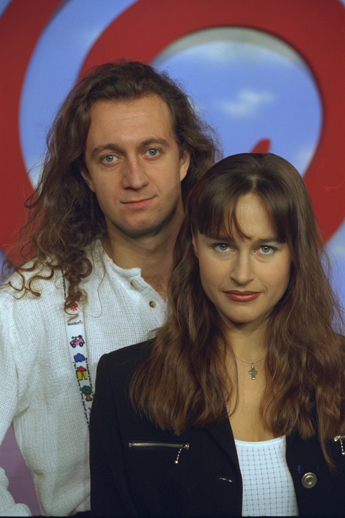 Pavel Svoboda a Lucie Výborná moderovali Snídani s Novou. Svoboda míval dlouhé kudrnaté vlasy. 