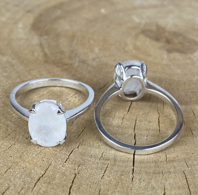 Stříbrný prstýnek s měsíčním kamenem. Sylviene, 990 Kč