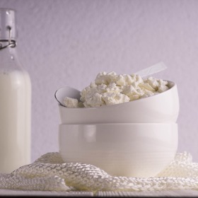 Povolen je také tvaroh nebo sýr, avšak z odtučněné syrovátky.
