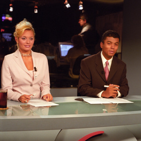 Lucie Borhyová a Ray Koranteng patří k neznámějším dvojicím z Televizních novin.