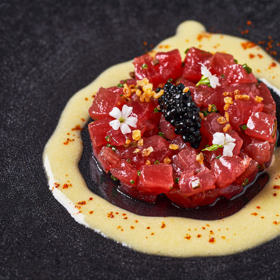 Jako amuse bouche servíruje Marek Raditsch tuňákový tatarák s perlami z černých lanýžů.
