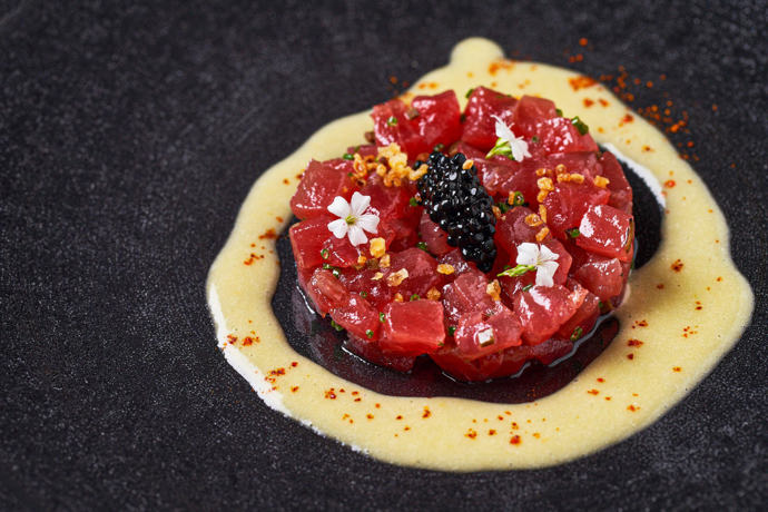 Tuňákový tatarák vévodí letošnímu valentýnskému menu.