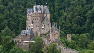 Skutečný hrad z Popelky: 850 let jej obývá rodina Eltzů, když se poškorpí, porcují sídlo na kousky
