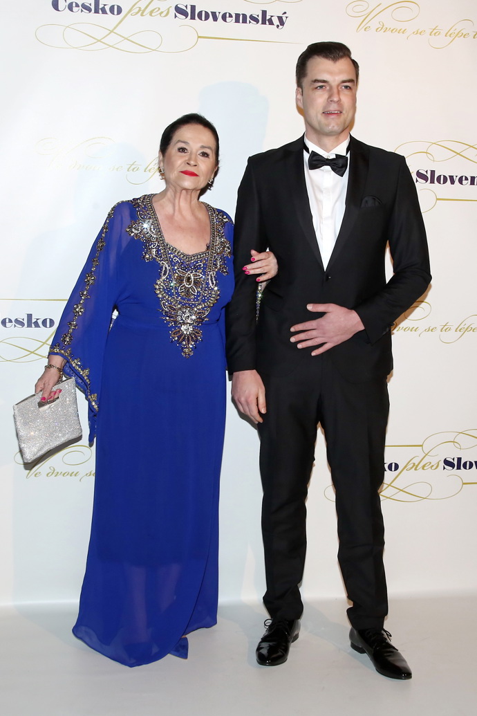 Vdova po Radoslavu Brzobohatém, Hana Gregorová, se ve společnosti objevuje s mladším doprovodem, Ondřejem Koptíkem.