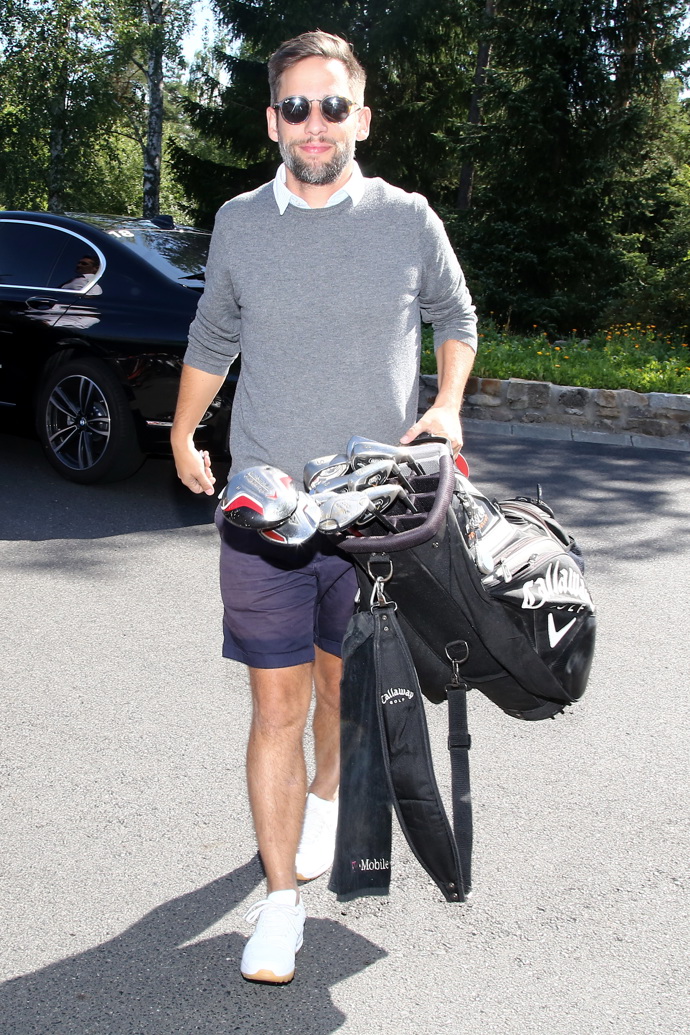 Janek Bartoška je synem Jiřího Bartošky a pochopitelně se jeho život váže ke karlovarskému filmovému festivalu. Mimo to je milovníkem sportu, především golfu.