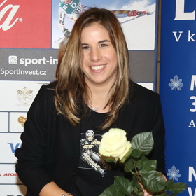 Ester Ledecká na sebe upozornila už v roce 2018, kdy na Zimních olympijských hrách v Pchjongčchangu získala dvě zlaté medaile. Nejprve vyhrála superobří slalom v alpském lyžování a o týden později ovládla paralelní obří slalom na snowboardu.