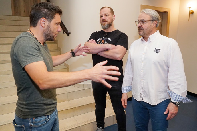 Na představení zrekonstruovaných prostor Divadla Metro nechyběl herec Martin Písařík, který kolegům Filipovi Blažkovi a Martinovi Zounarovi něco velkého vysvětloval.