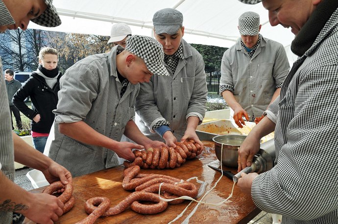 Zatímco pro vykrmené selátko je zabíjačka konečná, lidé mají na Tučný čtvrtek spořádat co nejvíc masa a ideálně také tuku, aby měli dost energie na zbytek roku.