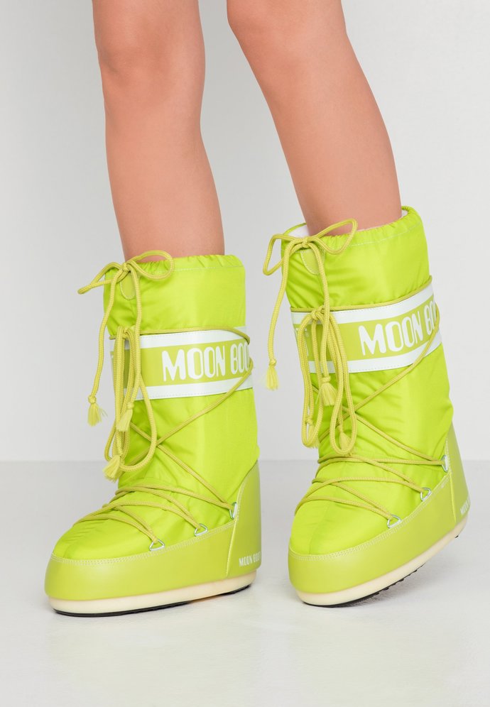 Dalším kouskem Nikolina zimního outfitu jsou luxusní zimní boty. V těchto vám zima rozhodně nebude. Moon Boot, 2600 Kč