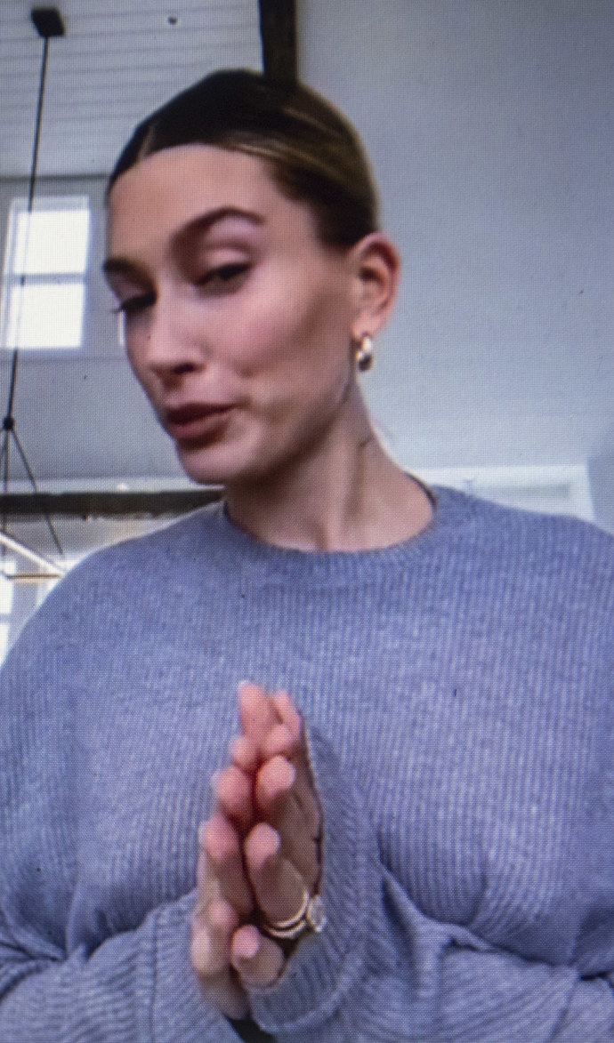 Modelka Hailey Bieber (25) patří mezi ty ženy, které jsou nádherné i bez make-upu. Není proto divu, že svým půvabem očarovala zpěváka Justina Biebera (27), kterého si v roce 2018 vzala za manžela. 
