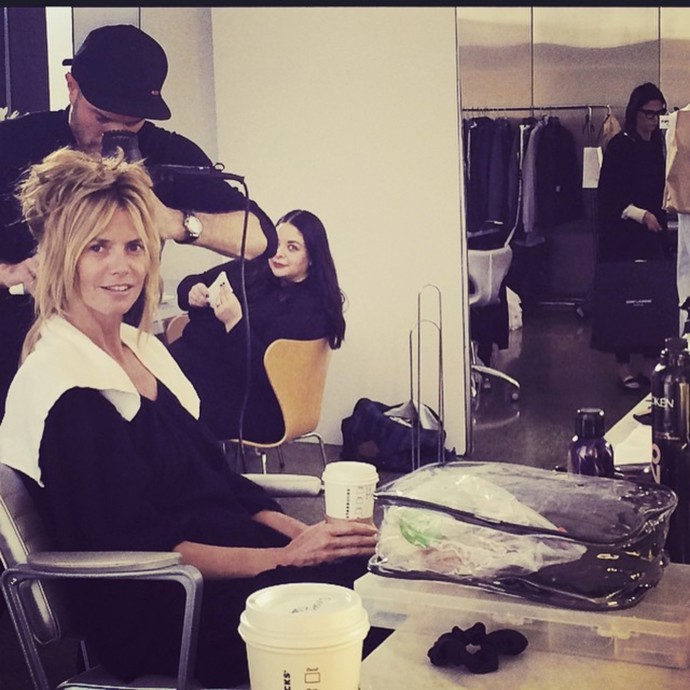 Supermodelka Heidi Klum (48) vypadá na svůj věk stále úchvatně, proto se nebojí prezentovat na sociálních sítích i fotky ze situací, které by jiné ženy raději utajily.