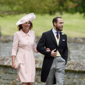 Na svatbu své dcery Pippy dorazila Carol Middleton v růžové. Garde jí dělal syn James.