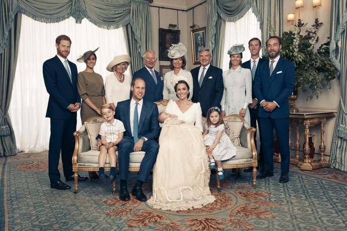 Rodina Kate Middleton nechybí ani na oficiální rodinné fotografii ze křtin prince Louise.