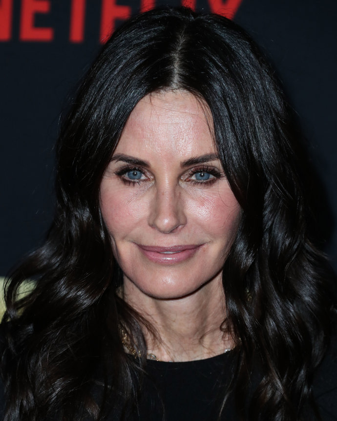 Courteney se postupem času začala objevovat na veřejnosti s nepřirozeně vyhlazeným obličejem a výrazně omezenou mimikou. Svůj nepřirozený vzhled si naštěstí začala brzy uvědomovat a obličejové výplně si údajně nechala odstranit.