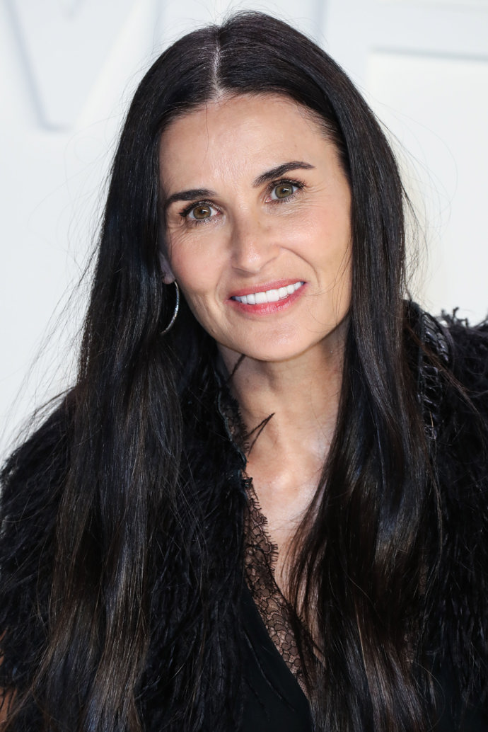 Čím starší Demi Moore je, tím vypadá půvabněji. Takto jsme ji například mohli vidět na módní přehlídce návrháře Toma Forda v roce 2020.
