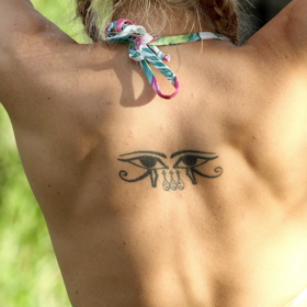 Iva Pazderková má na zádech tetování v egyptském stylu.