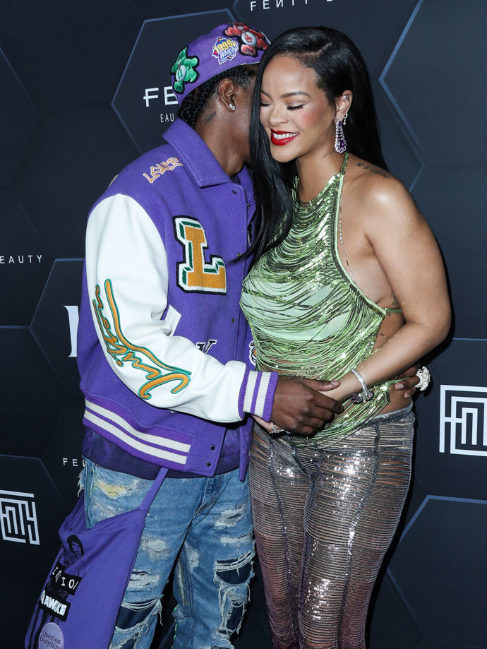 Otcem jejího prvního dítěte je A$AP Rocky, který doprovodil Rihannu na módní událost Fenty Beauty Universe.