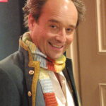 Fotografie z roku 1980 zachycuje Viktora Preisse v jedné z jeho nejslavnějších divadelních rolí, v představení Brouk v hlavě.