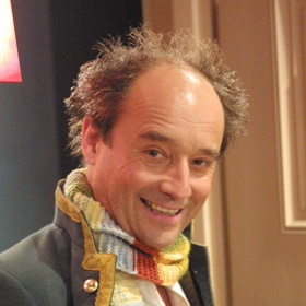 Fotografie z roku 1980 zachycuje Viktora Preisse v jedné z jeho nejslavnějších divadelních rolí, v představení Brouk v hlavě.