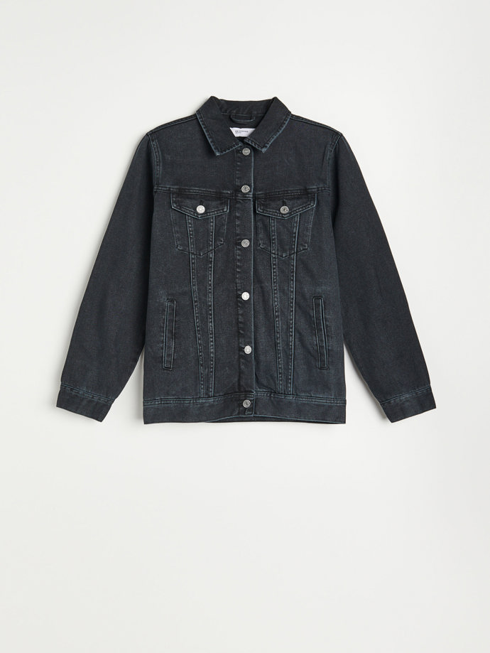 Dámská džínová bunda se zapínáním na knoflíky a dvěma bočními kapsami. Reserved, 699 Kč