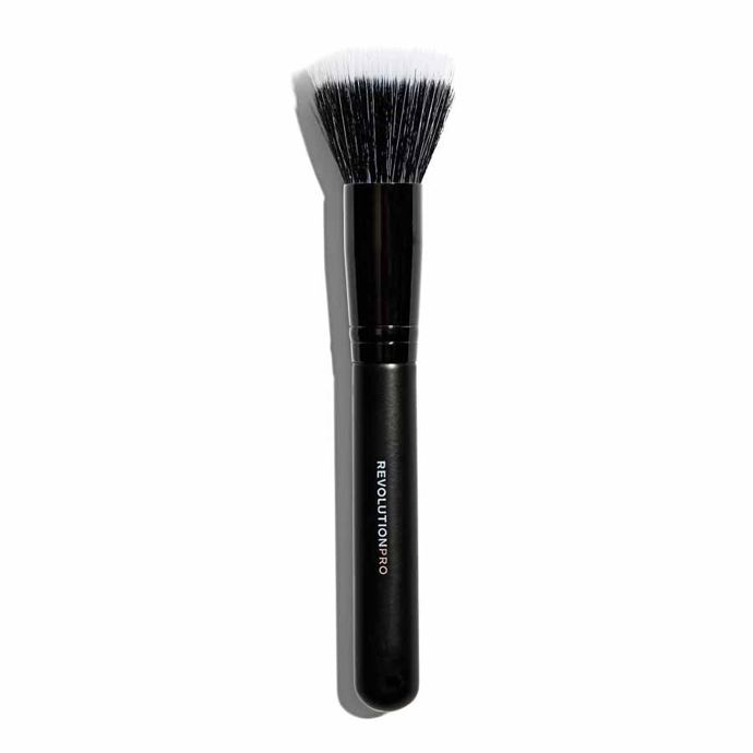 Stippling štětec na make-up z jemných syntetických štětin. Revolution PRO, 239 Kč