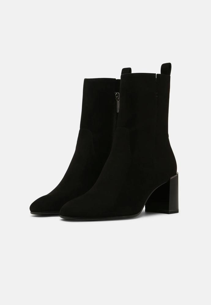 Černé kotníkové boty na klínku. Tamaris, 1260 Kč
