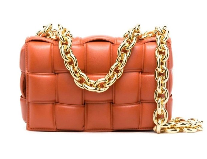 Malá proplétaná kabelka s řetízkem přes rameno v oranžovém jarním odstínu. Bottega Veneta, 86 380 Kč