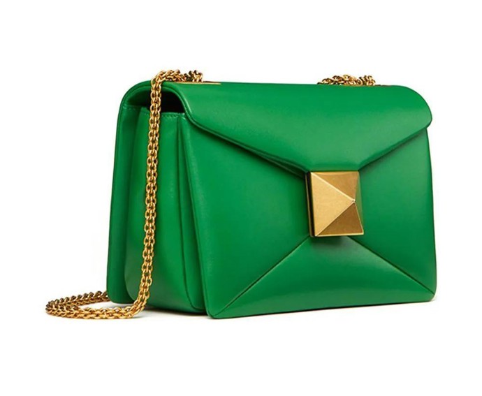 Jarní crossbody kabelka v zeleném odstínu se zlatým zdobením. Valentino, 59 232 Kč