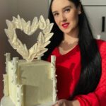 Besky se pochlubila svým vůbec prvním dortem. Je hranatý a díky bílé barvě na svatbu jako dělaný.