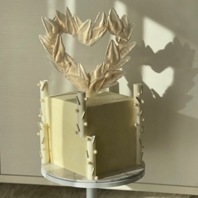 Trendy letos budou podle Besky svatební dorty v bílé barvě nebo světlých pastelových odstínech.