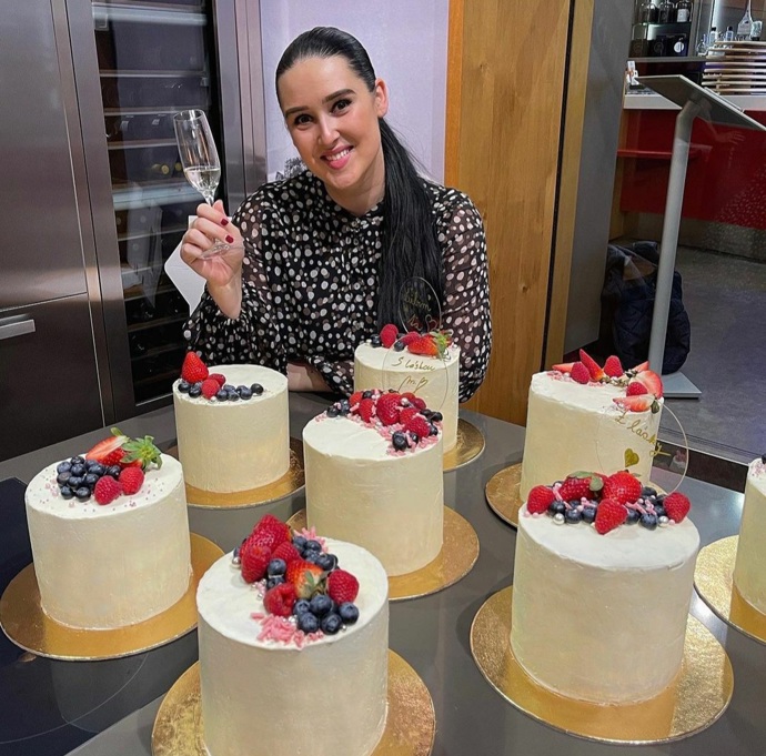 V rámci svých kurzů v Gourmet Academy se Besky intenzivně věnuje každému amatérskému cukráři. Probírá s nimi základy, pečení vysokého korpusu i správnou konzistenci krémů.