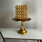 Besky se nebojí ani zlaté barvy, která na svatbě nesmí chybět. Tento dort tvoří 120 pralinek plněných griotkou a višněmi. Korpus je makový, nechybí v něm tvarohový krém, ořechy a lesní plody.