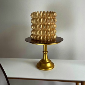 Besky se nebojí ani zlaté barvy, která na svatbě nesmí chybět. Tento dort tvoří 120 pralinek plněných griotkou a višněmi. Korpus je makový, nechybí v něm tvarohový krém, ořechy a lesní plody.