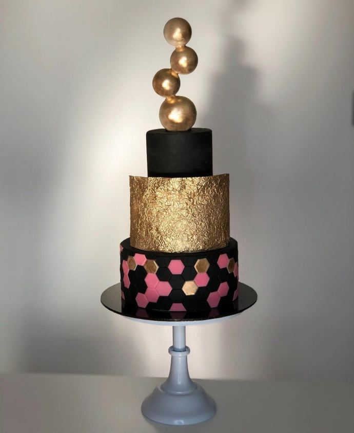 Třípatrový dezert zaujme tvarem, ale také nečekanými barevnými kombinacemi, které spolu ve výsledku překvapivě fungují.