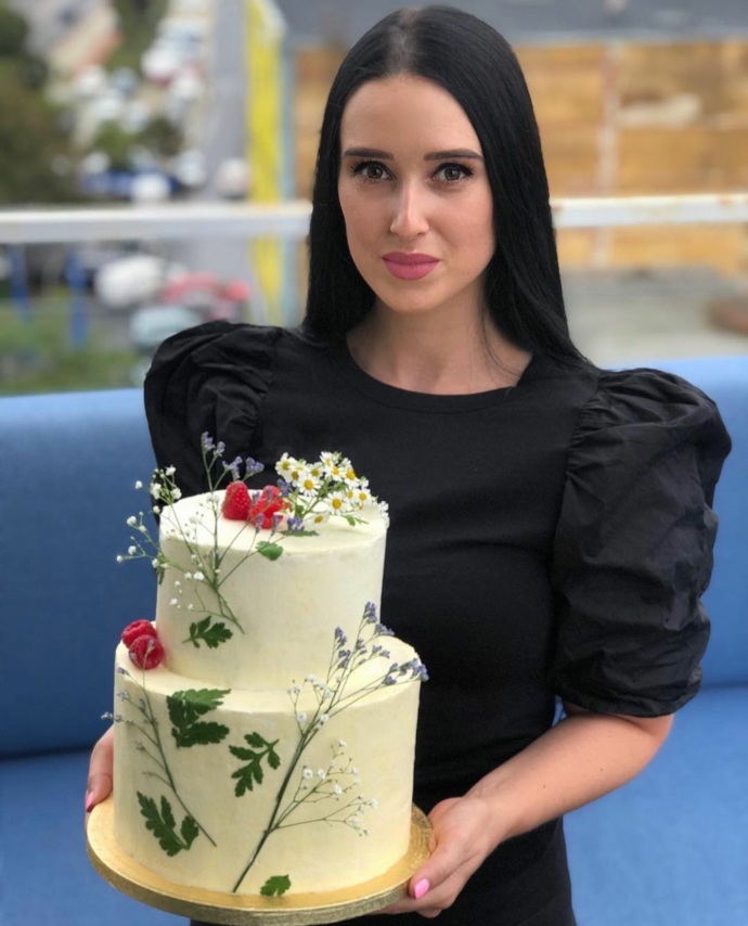 Na svatebních dortech nesmí chybět květiny. Klidně mohou být živé, fantazii se meze nekladou.