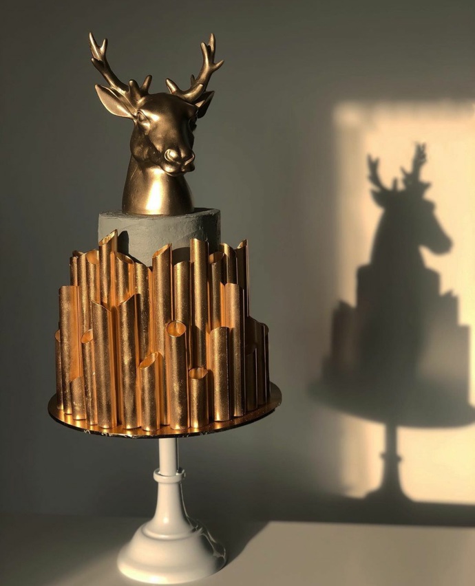 Pravda, na svatbu se parohy příliš nehodí (pokud ji nepořádá rodina myslivců), ale svým zlatavým designem bezpochyby přiláká pozornost. 