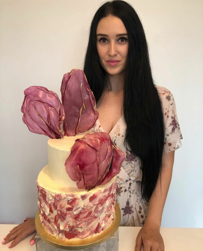 Jak Besky říká, ozdoby, které pro tento dort vymyslela, připomínají listy zelí.