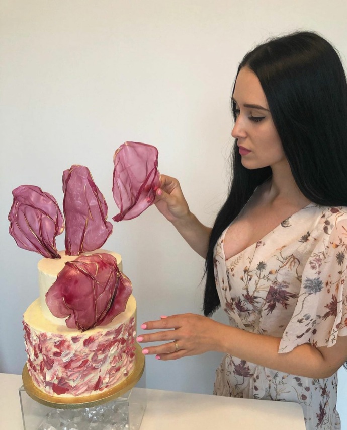 Besky si s dorty dokáže vyhrát a jejich příprava jí zabere i několik hodin.